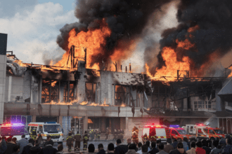 découvrez l'ampleur dévastatrice d'un incendie majeur qui a frappé un centre commercial à hussein dey, plongeant la communauté dans le choc et la tristesse. les détails sur les dégâts, les interventions des pompiers et les conséquences de cet événement tragique sont abordés dans notre article.