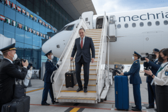 découvrez l'arrivée du ministre des affaires religieuses à mechria, un moment clé marqué par son atterrissage au terminal. suivez les détails de cet événement et son importance pour la région.
