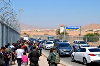 découvrez la frontière de melilla, un point de passage entre le maroc et l'espagne, marqué par un contrôle ultra-strict. plongez dans les enjeux politiques, sociaux et humanitaires qui en découlent, et comprenez les défis auxquels les migrants et les autorités font face dans cette région particulière.