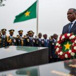 le président somalien rend hommage solennel aux martyrs de la guerre de libération, honorant leur courage et leur sacrifice pour la liberté du pays.